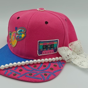Regresa a los años 80 con esta gorra snapback de diseño personalizado.