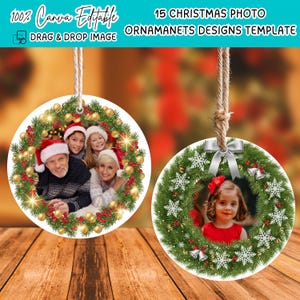 Op de afbeelding: Twee ronde kerstfoto-ornamentontwerpen. Eén heeft een familiefoto omgeven door een krans van groen, rode bessen en gouden ornamenten. De andere heeft een foto van een kind met een krans van groen, sneeuwvlokken en zilveren bellen. Beide hebben tekst bovenaan.