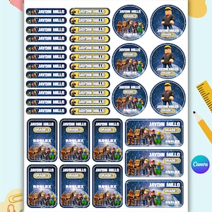 Peut inclure: Une feuille d'étiquettes adhésives avec des graphismes sur le thème Roblox, incluant des illustrations de personnages et le texte JAYDIN MILLS et GRADE 2. La feuille contient divers autocollants rectangulaires et circulaires aux motifs bleus, jaunes et blancs.