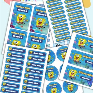 Könnte beinhalten: Eine Sammlung von Aufklebern mit SpongeBob Schwammkopf auf blauem Unterwasserhintergrund. Die rechteckigen und runden Etiketten zeigen die Namen Wilson Mills oder Anna Mills sowie den Text Grade 2 in gelber und weißer Schrift.
