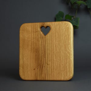 Sustainable Oak Cutting Board – Handmade from Solid Wood – Eco-Friendly Kitchen Gift – Plastic-Free Rustic Serving or Chopping Board