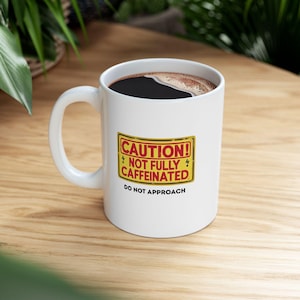 Grappige koffiemok, niet volledig cafeïnevrij, cadeau koffieliefhebber, keramische mok, 11oz, 15oz, waarschuwing koffiedrinker, niet naderen
