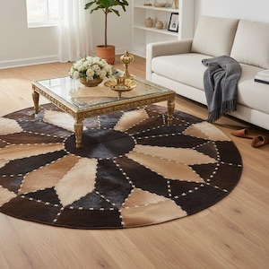Peut inclure: Un tapis rond avec un motif géométrique dans des tons de marron, beige et noir. Le tapis est au centre d'une pièce avec une table basse en verre et un canapé beige. Le diamètre du tapis est d'environ 213 cm.