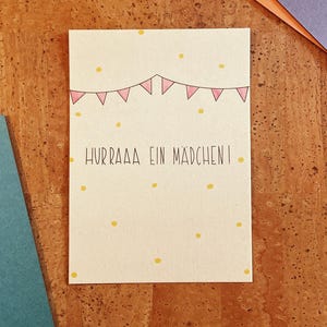Süße Geburtskarte Mädchen A6 - Hurra ein Mädchen Postkarte nachhaltig - Baby Glückwunschkarte Geburt - Rosa Wimpelkette Design