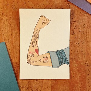 Starke Botschaft – Motivierende Postkarte A6  mit Arm-Tattoo & Spruch 'Makers gonna make'