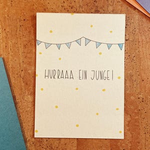 Süße Geburtskarte Junge A6 - Hurra ein Junge Postkarte nachhaltig - Baby Glückwunschkarte Geburt - Wimpelkette Design