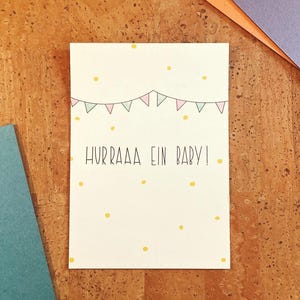 Künstlerische Postkarte „Hurraaa ein Baby!" – Liebevolle Glückwunschkarte zur Geburt auf nachhaltigem Papier