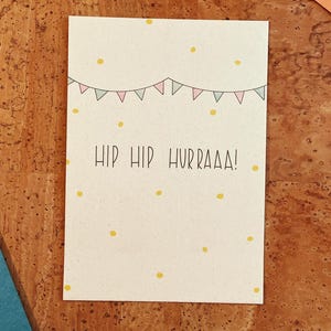 HIP HIP HURRAAA! Postkarte A6 | Nachhaltige Glückwunschkarte | Minimalistisches Design