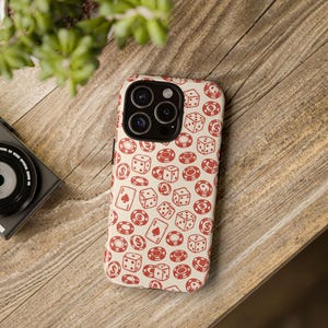 Capa de celular resistente, vermelha e branca, inspirada em Las Vegas, com fichas, dados e cartas de baralho