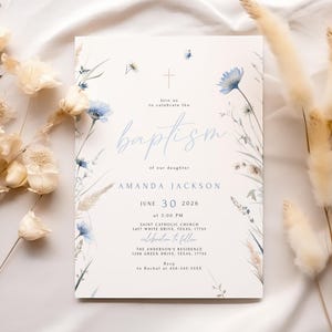 Plantilla de invitación de bautizo con flores silvestres azules. Invitación de bautizo con flores azules polvorientas. Invitación de bautizo imprimible para niña.