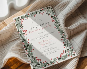 Könnte beinhalten: Eine Einladung zum Weihnachtsessen mit einem Aquarell-Kranz-Design. Die Einladung enthält den Text "CHRISTMAS dinner party" und Veranstaltungsdetails. Der Kranz besteht aus grünen Blättern und roten Beeren.