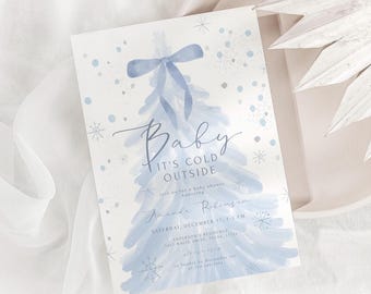 Może przedstawiać: Zaproszenie na baby shower z akwarelowym wzorem. Zaproszenie przedstawia jasnoniebieską choinkę z kokardą na górze i napisem "Baby It's Cold Outside". Zaproszenie zawiera datę, godzinę i miejsce.