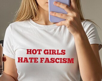 Camiseta de bebé con el lema "Chicas calientes que odian el fascismo", camiseta a favor de la inmigración, camiseta contra el racismo, ropa de activista político, camiseta anti Trump, camiseta liberal para mujeres