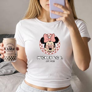 Camiseta retro de Minnie Mouse para bebé, camiseta vintage de Minnie Mouse para bebé, camiseta de Mickey y Minnie de 1928, camisetas de Disney para parejas, camisetas de Disney para familias imagen 6