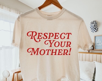 Top cropped boxy com a frase "Respeite sua mãe", camiseta cropped com frase engraçada e atitude, camiseta com estampa retrô dos anos 2000, camiseta com frase fofa e ousada, top cropped minimalista e moderno