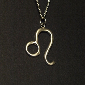 Leo Sternzeichen Anhänger: Wilder Löwe Symbol Schmuck, Astrologie-inspiriertes Geschenk für Löwen, handgemacht, Sterling Silber,
