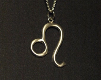 Ciondolo con il segno zodiacale del Leone: gioiello con il simbolo del leone feroce, regalo ispirato all'astrologia per i Leoni, fatto a mano, argento sterling,