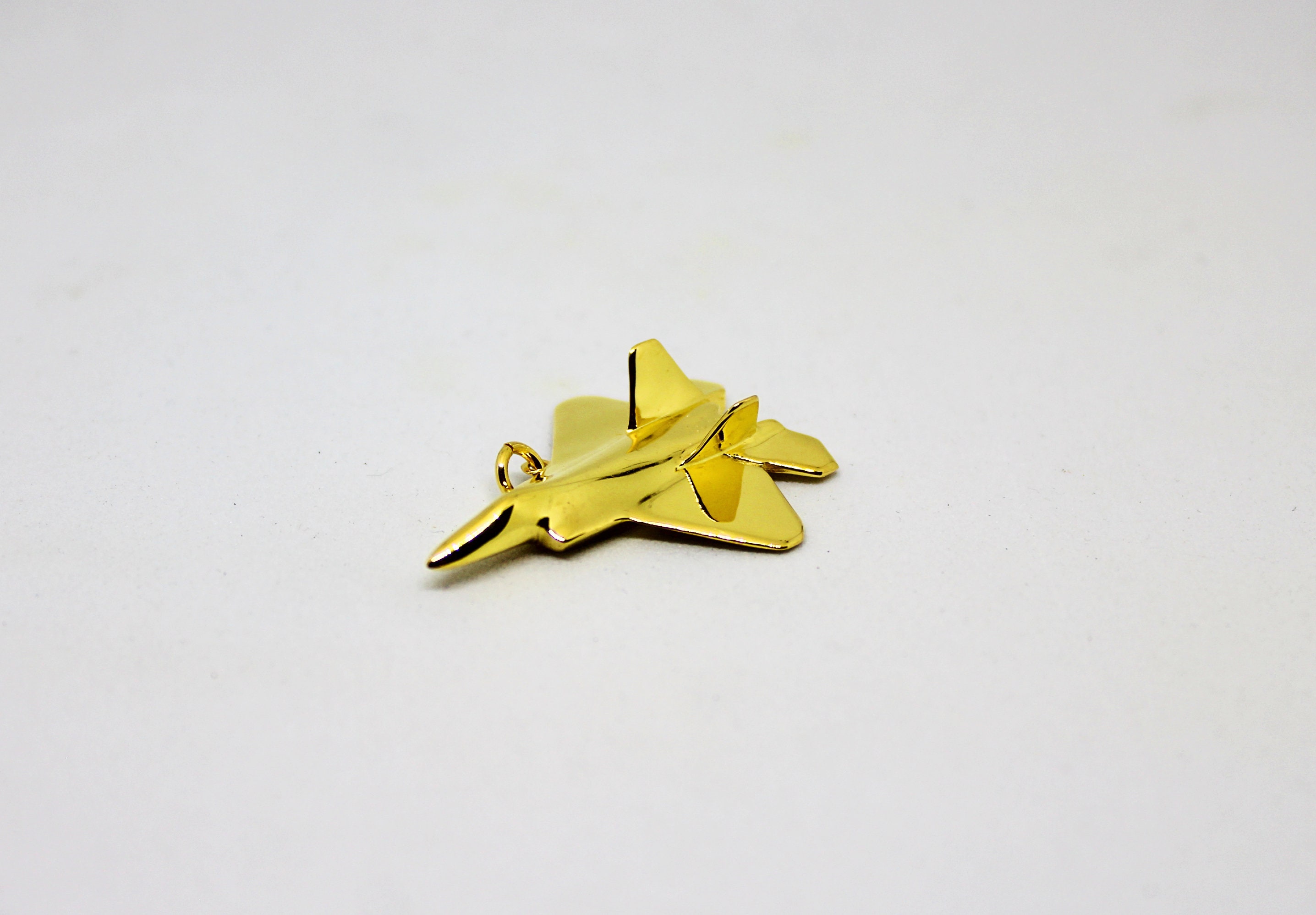 F-22 Raptor Necklace: Stylish Tribute to Aviation Excellence 