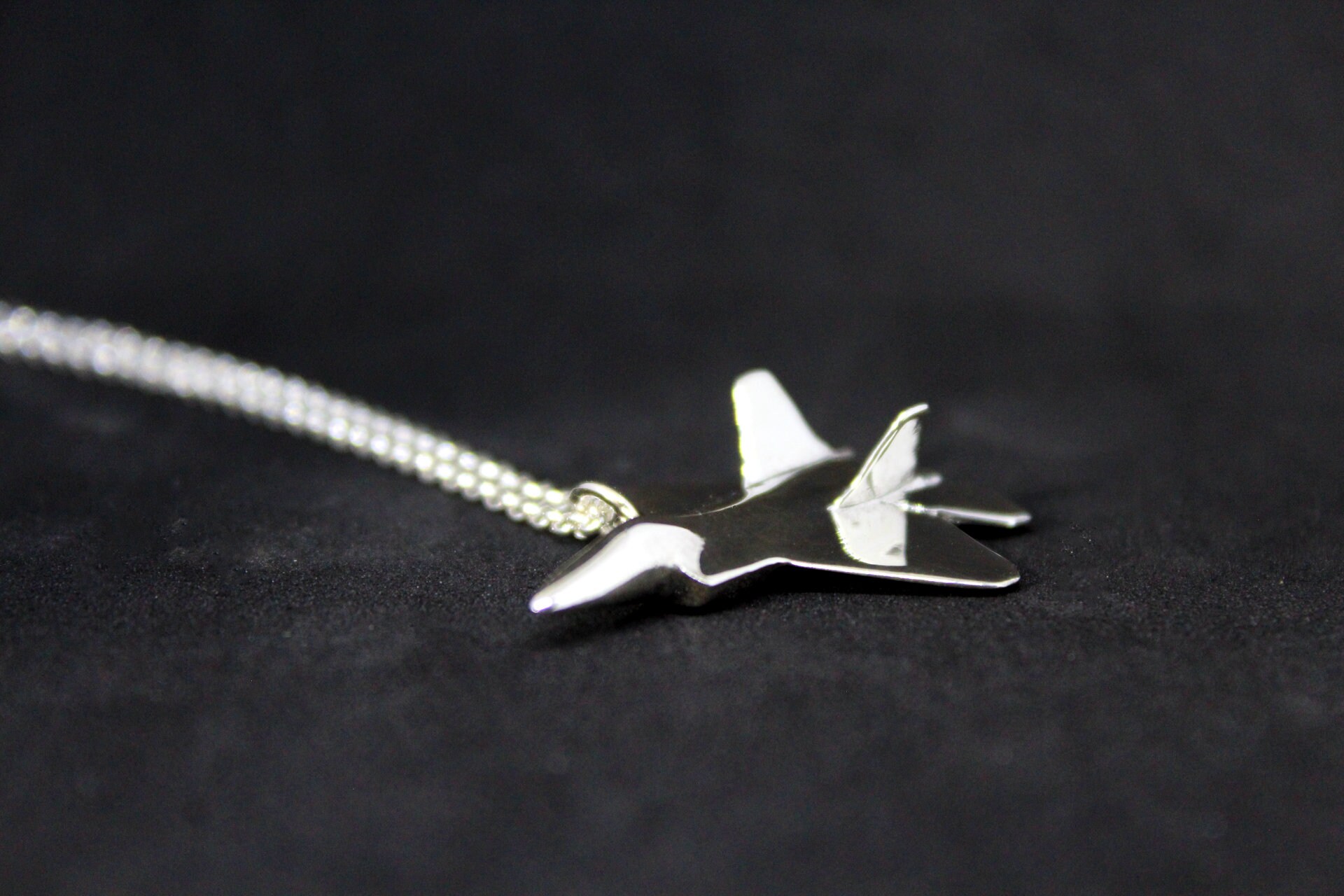 F-22 Raptor Necklace: Stylish Tribute to Aviation Excellence 
