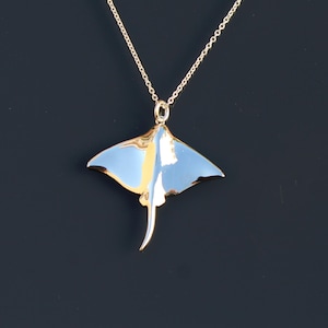 Elegant Stingray Pendant in Silver – Marine-Inspired Jewelry for Ocean Lovers, handmade