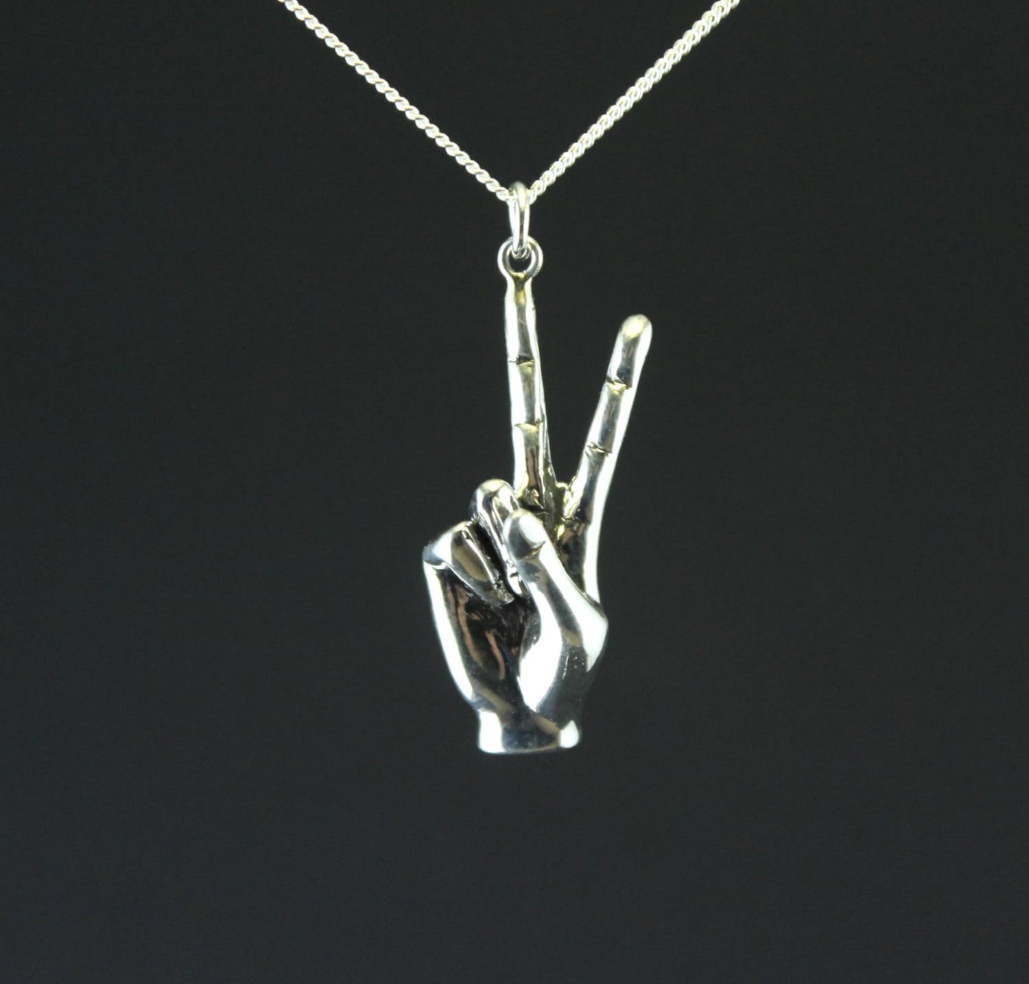 ピースサインネックレス、ハンドジェスチャー、勝利のサイン