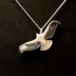Eleganter Falken Anhänger: Auffliegendes Schmuck für Naturliebhaber massiv Sterling Silber 925, handgeschnitzt,