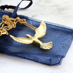 Naszyjnik z gołębicą: Symbol pokoju i nadziei, platerowany 18-karatowym złotem, srebro próby 925, ręcznie rzeźbiony,