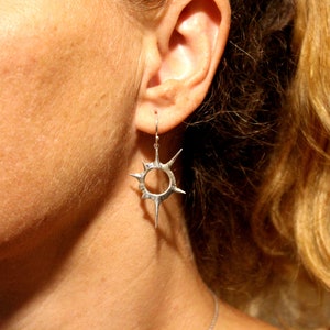 Solförmörkelseörhängen: Himmelsinspirerade smycken med kosmisk elegans och unik originell design, handgjorda, sterlingsilver,