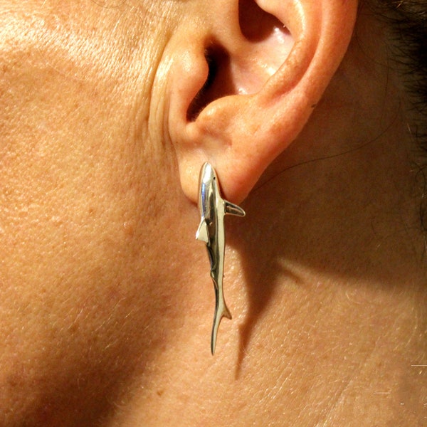 Paar haaienoorbellen: felle en stijlvolle op de oceaan geïnspireerde sieraden, met de hand gesneden sterlingzilver,