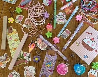 Suprise trinket scoops of stationary accessories and fun !