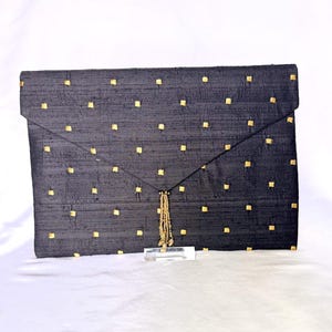 Pochette in seta grezza nera / Borsa a busta in tessuto vintage ricamata in oro con nappa di cristallo e tracolla a catena rimovibile, regalo unico fatto a mano
