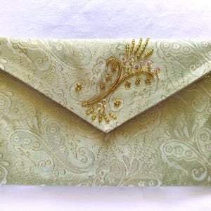 Mintgrüne Brokat-Umschlag-Kupplung | Gold Lamé Vintage Stoff | Handgesticktes Detail | Handgefertigte Tasche mit Kettengurt