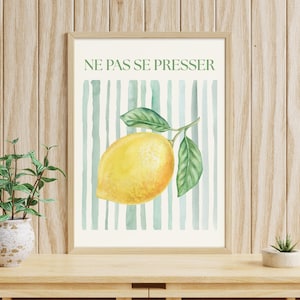 Zitrusfruchtplakat Zitrone auf grün gestreiftem Hintergrund, moderne Küchendekoration zum Ausdrucken, inspirierendes Botschaftsplakat auf Französisch