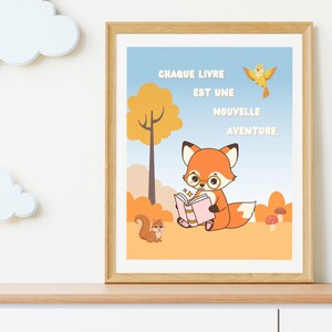 Op de afbeelding: Een ingelijste illustratie met een cartoon vos die een boek leest, een eekhoorn en een vogel. De tekst luidt "Chaque livre est une nouvelle aventure" in witte letters op een lichtblauwe achtergrond. De lijst is lichtbruin.