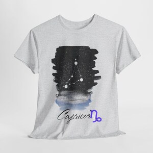 Steinbock Sternzeichen T-Shirt | Schweres Baumwoll-T-Shirt | Astrologie Geschenk | Horoskop-Shirt | Unisex-Stil | Kosmische Mode | Kleidung zum Sternegucken