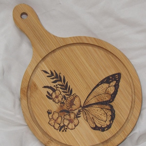 Mini tagliere di salumi bruciato a mano • Design con farfalle e fiori