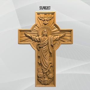 Pode incluir: Uma cruz de madeira com uma escultura detalhada de Jesus Cristo com os braços estendidos, rodeada por um design de raios de sol. A cruz apresenta uma pomba no topo e figuras de anjos na parte inferior. O texto "STLPROJECT" está no topo.