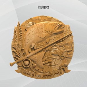 Peut inclure: Sculpture en relief en bois représentant un poisson sautant hors de l'eau, avec une canne à pêche et un moulinet. Le motif comprend des arbres et de l'eau qui coule, avec le texte "HOOK & LINE ADVANTURES" sur une bannière. Le texte "STLPROJECT" est en haut.