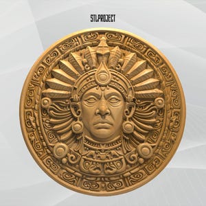 Puede incluir: Una talla de madera circular detallada que presenta una cara central con un tocado, rodeada de intrincados patrones. La talla es de un tono de madera cálido y natural, con el texto "STLPROJECT" en la parte superior.