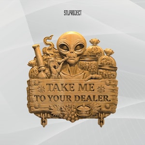 Può includere: Targa in legno con un alieno che fuma una pipa, circondato da sacchi e un barattolo. La targa recita "TAKE ME TO YOUR DEALER". Il logo STLPROJECT è in alto.