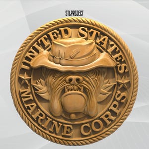 Pode incluir: Uma escultura em relevo de madeira detalhada do emblema do Corpo de Fuzileiros Navais dos Estados Unidos. O emblema apresenta um buldogue usando um chapéu, rodeado pelas palavras "United States Marine Corps" e estrelas. O texto "STLPROJECT" está no topo.