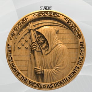 Pode incluir: Medalhão de madeira com um desenho esculpido apresentando a Morte encapuzada segurando uma foice. O texto "JUSTICE HUNTS THE WICKED AS DEATH HUNTS THE DYING" está inscrito ao redor da borda. A palavra "STLPROJECT" está no topo.
