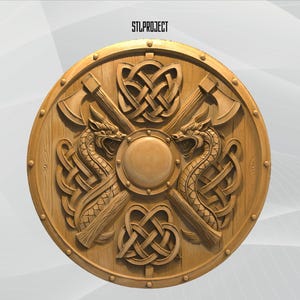 Puede incluir: Un escudo de madera redondo con intrincadas tallas. El escudo presenta dos hachas cruzadas, dos figuras de dragón y nudos celtas. El escudo es de color marrón claro y tiene un jefe central. El texto "STLPROJECT" está en la parte superior.