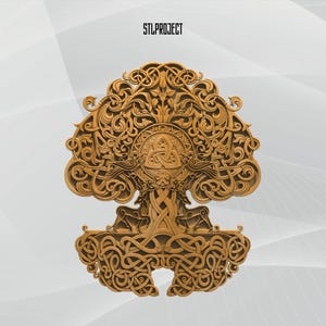Puede incluir: Una detallada talla de madera de un árbol con intrincados nudos celtas. El diseño presenta un emblema central y el texto "STLPROJECT" en la parte superior. La talla es en tonos marrones.
