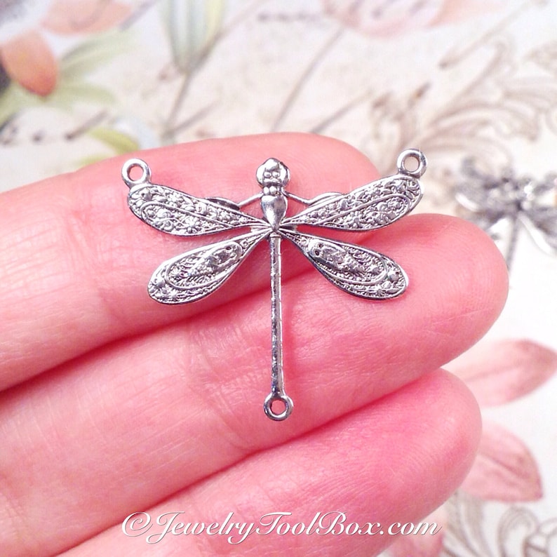 Puede incluir: Encanto de lib&eacute;lula plateado con detalles intrincados y dos anillos de salto. El encanto est&aacute; dise&ntilde;ado para ser utilizado en la fabricaci&oacute;n de joyas.
