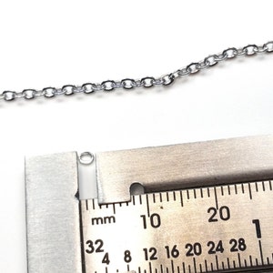 Może przedstawiać: Zbliżenie na srebrny łańcuszek mierzony linijką. Łańcuszek ma 3,2 mm szerokości.