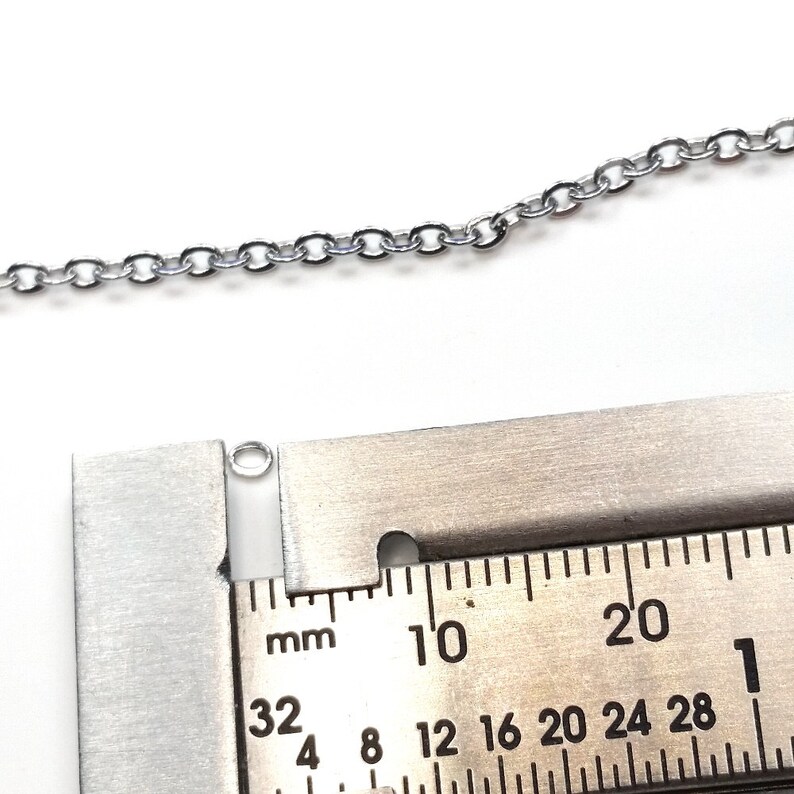 Może przedstawiać: Zbliżenie na srebrny łańcuszek mierzony linijką. Łańcuszek ma 3,2 mm szerokości.