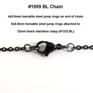 Puede incluir: Collar de cadena negro con un cierre de acero inoxidable negro de 12 mm. La cadena est&aacute; hecha de acero hematita y tiene anillos de salto en los extremos.