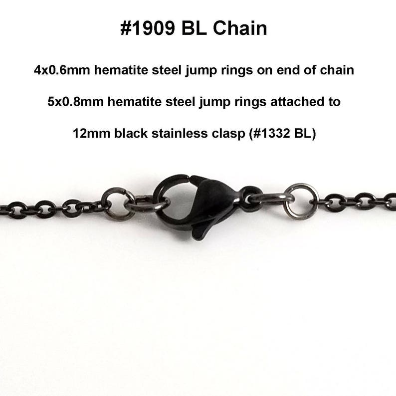 Puede incluir: Collar de cadena negro con un cierre de acero inoxidable negro de 12 mm. La cadena est&aacute; hecha de acero hematita y tiene anillos de salto en los extremos.
