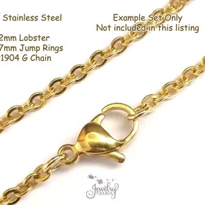 K&ouml;nnte beinhalten: Eine goldfarbene Edelstahlkette mit einem 12 mm Karabinerverschluss und 4x0,7 mm Biegeringen. Der Text lautet: Gold Stainless Steel, 12mm Lobster, 4x0.7mm Jump Rings, #1904 G Chain, Example Set Only Not included in this listing, Jewelry Toolbox.